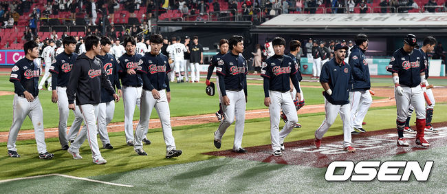 롯데 선수들이 팬들에게 인사한 뒤 그라운드를 나서고 있다. /dreamer@osen.co.kr