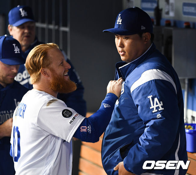 LA 다저스 저스틴 터너(왼쪽)와 류현진. /dreamer@osen.co.kr