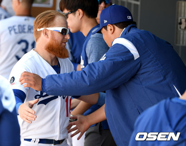 LA 다저스 저스틴 터너(왼쪽)와 류현진. /dreamer@osen.co.kr