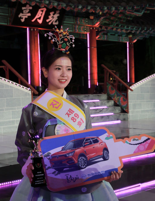 티볼리 열쇠를 들고 있는 춘향 진 황보름별 씨. /쌍용차 제공.