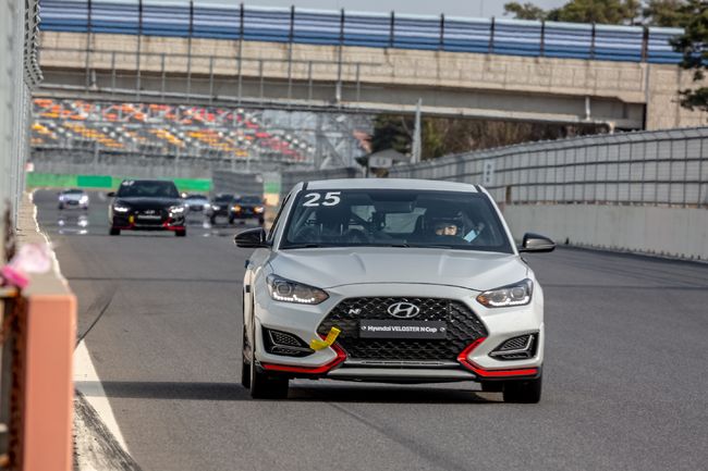 지난 3월 31일 영암 국제자동차경주장에서 개최된 '현대 N 페스티벌 예선라운드'. 벨로스터 N과 아반떼가 트랙을 질주하고 있다. 