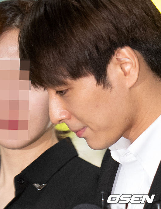 가수 최종훈이 9일 서울중앙지방법원에 성폭력처벌법상 준특수강간 등 혐의로 구속 전 피의자심문(영장실질심사)를 받기 위해 출석하고 있다. /jpnews@osen.co.kr