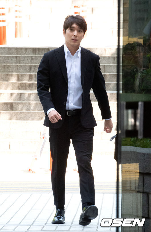 가수 최종훈이 9일 서울중앙지방법원에 성폭력처벌법상 준특수강간 등 혐의로 구속 전 피의자심문(영장실질심사)를 받기 위해 출석하고 있다. /jpnews@osen.co.kr