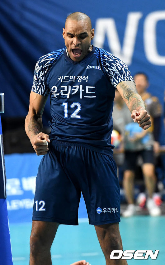 우리카드 아가메즈가 득점을 올린 뒤 포효 하고 있다. /dreamer@osen.co.kr