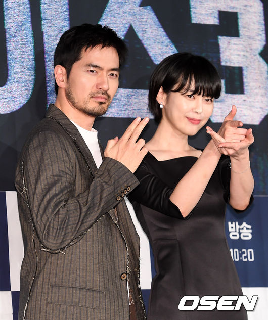 9일 오후 서울 영등포 CGV에서 OCN ’보이스3' 제작발표회가 열렸다.  배우 이진욱, 이하나가 포토타임을 하고 있다. /jpnews@osen.co.kr