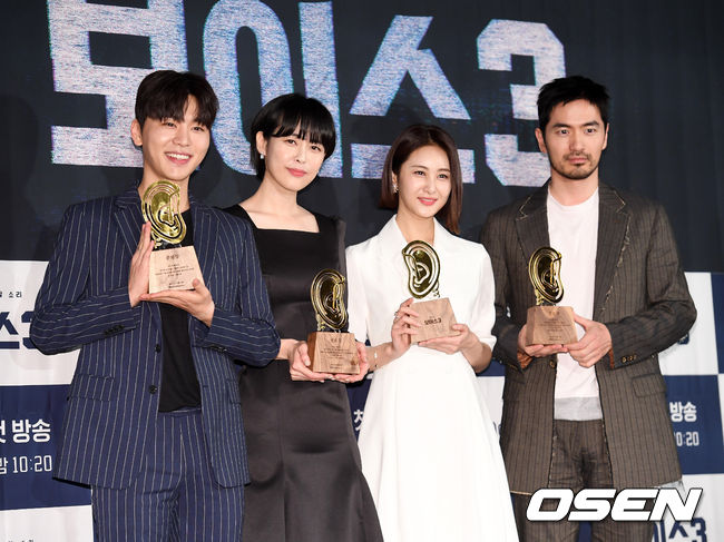 9일 오후 서울 영등포 CGV에서 OCN ’보이스3' 제작발표회가 열렸다.  배우 김우석, 이하나, 손은서, 이진욱이 포토타임을 하고 있다. /jpnews@osen.co.kr