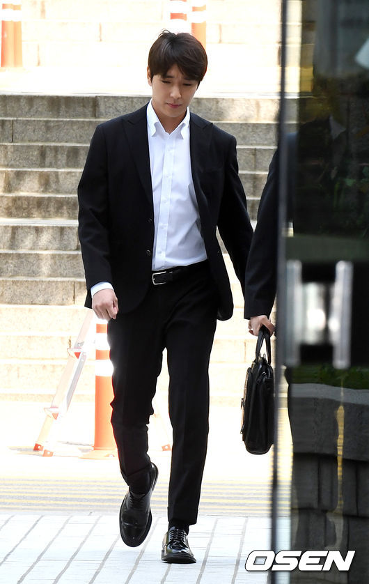 가수 최종훈이 9일 서울중앙지방법원에 성폭력처벌법상 준특수강간 등 혐의로 구속 전 피의자심문(영장실질심사)를 받기 위해 출석하고 있다. /jpnews@osen.co.kr