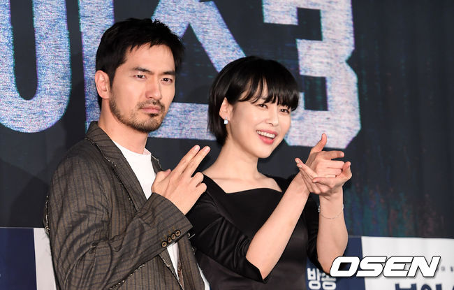 9일 오후 서울 영등포 CGV에서 OCN ’보이스3' 제작발표회가 열렸다.  배우 이진욱, 이하나가 포토타임을 하고 있다. /jpnews@osen.co.kr