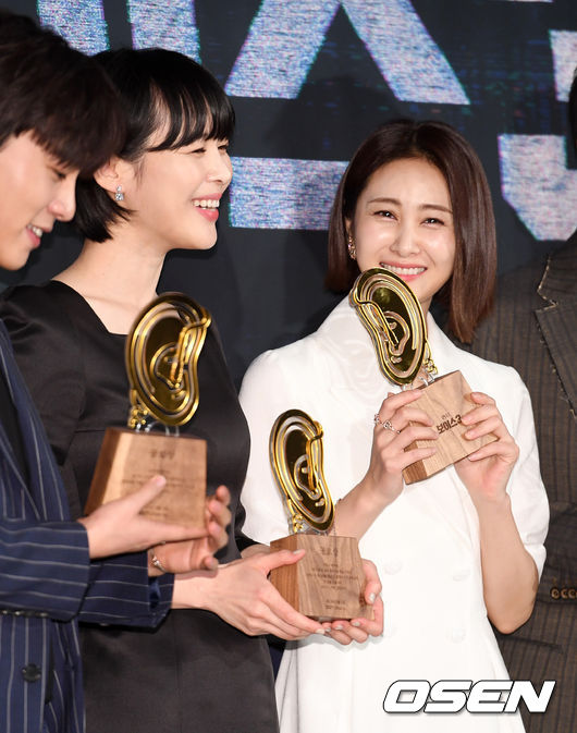 9일 오후 서울 영등포 CGV에서 OCN ’보이스3' 제작발표회가 열렸다.  배우 이하나, 손은서가 포토타임을 하고 있다. /jpnews@osen.co.kr