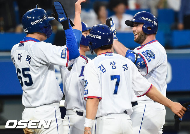 9일 오후 대구 수성구 대구삼성라이온즈파크에서 '2019 신한은행 MY CAR KBO리그' 삼성 라이온즈와 NC 다이노스의 경기가 펼쳐졌다.이날 경기에서 삼성은 맥과이어(1승 3패)를, NC는 김영규(시즌 4승 2패)를 선발투수로 내세웠다.3회말 무사 만루 삼성 러프가 만루홈런을 날린뒤 동료들의 축하를 받고 있다./soul1014@osen.co.kr