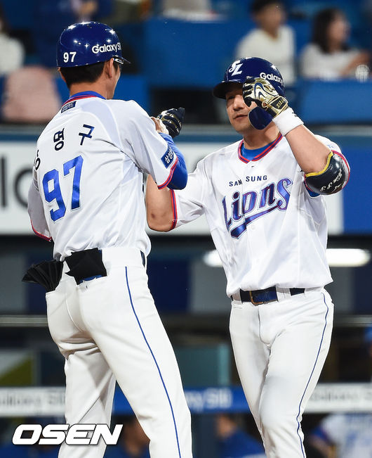 9일 오후 대구 수성구 대구삼성라이온즈파크에서 '2019 신한은행 MY CAR KBO리그' 삼성 라이온즈와 NC 다이노스의 경기가 펼쳐졌다.이날 경기에서 삼성은 맥과이어(1승 3패)를, NC는 김영규(시즌 4승 2패)를 선발투수로 내세웠다.4회말 삼성 선두타자 김상수가 솔로홈런을 날린뒤 강명구 1루 코치와 하이파이브를 하고 있다./ soul1014@osen.co.kr