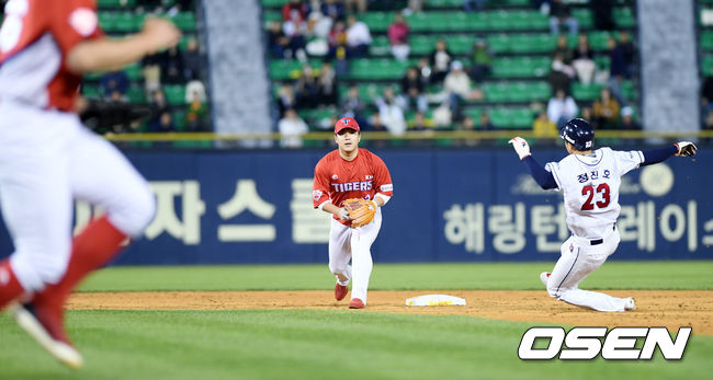 4회말 무사 1,3루 두산 국해성의 내야땅볼 때 KIA 김선빈이 선행주자 정진호를 잡아내고 있다. / eastsea@osen.co.kr