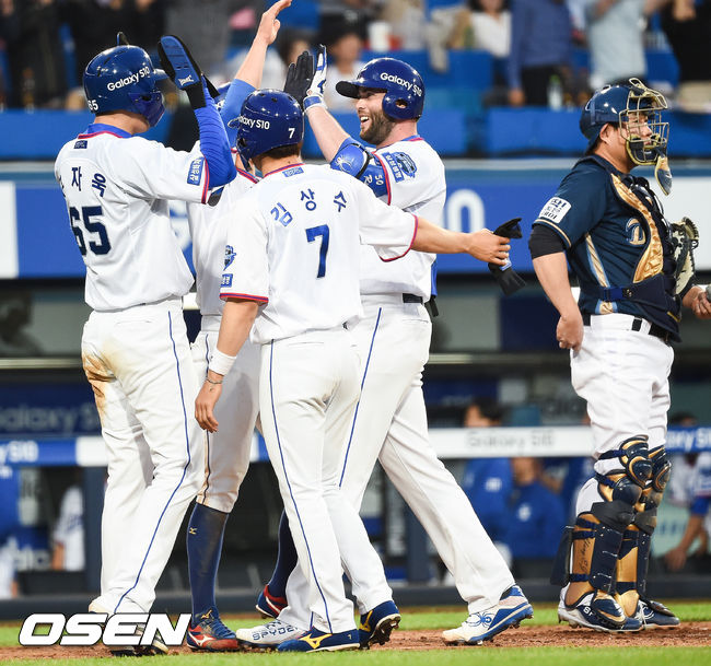 9일 오후 대구 수성구 대구삼성라이온즈파크에서 '2019 신한은행 MY CAR KBO리그' 삼성 라이온즈와 NC 다이노스의 경기가 펼쳐졌다.이날 경기에서 삼성은 맥과이어(1승 3패)를, NC는 김영규(시즌 4승 2패)를 선발투수로 내세웠다.3회말 무사 만루 삼성 러프가 만루홈런을 날리고 동료들과 기뻐하고 있다./soul1014@osen.co.kr