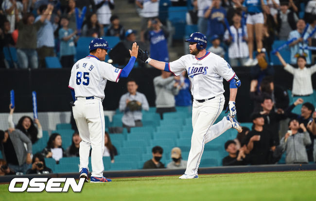 9일 오후 대구 수성구 대구삼성라이온즈파크에서 '2019 신한은행 MY CAR KBO리그' 삼성 라이온즈와 NC 다이노스의 경기가 펼쳐졌다.이날 경기에서 삼성은 맥과이어(1승 3패)를, NC는 김영규(시즌 4승 2패)를 선발투수로 내세웠다.3회말 무사 만루 삼성 러프가 만루홈런을 날린뒤 베이스를 돌고 있다. ./soul1014@osen.co.kr