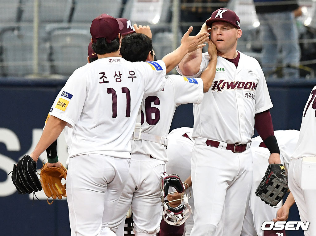 승리를 거둔 키움 샌즈와 선수들이 승리를 기뻐하고 있다. /dreamer@osen.co.kr