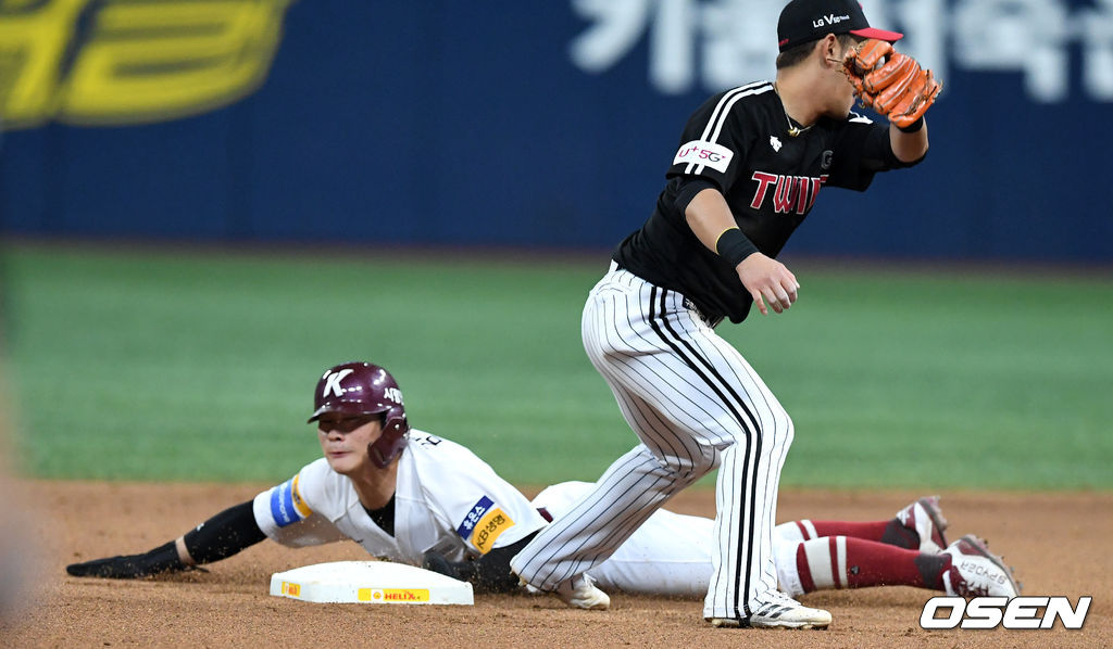 8회말 2사 1루 상황 키움 샌즈 타석 때 주자 김하성이 2루 도루에 성공하고 있다. /dreamer@osen.co.kr