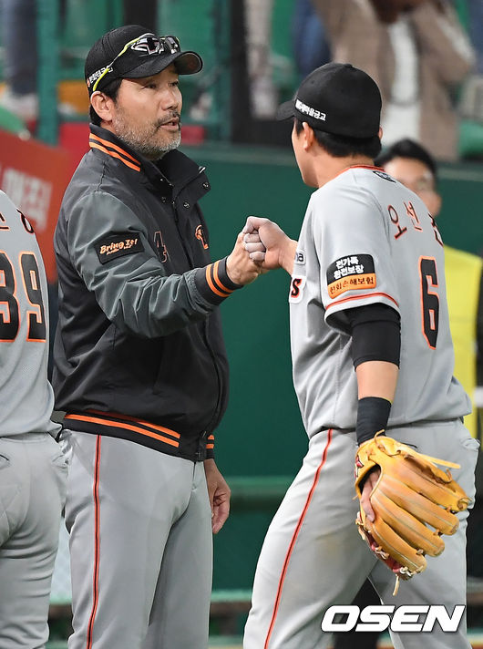 승리를 거둔 한화 한용덕 감독이 오선진과 주먹을 맞대고 있다. / youngrae@osen.co.kr