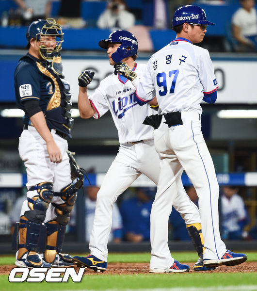 9일 오후 대구 수성구 대구삼성라이온즈파크에서 '2019 신한은행 MY CAR KBO리그' 삼성 라이온즈와 NC 다이노스의 경기가 펼쳐졌다.이날 경기에서 삼성은 맥과이어(1승 3패)를, NC는 김영규(시즌 4승 2패)를 선발투수로 내세웠다.4회말 삼성 선두타자 김상수가 솔로홈런을 날린뒤 강명구 1루 코치와 하이파이브를 하고 있다./ soul1014@osen.co.kr