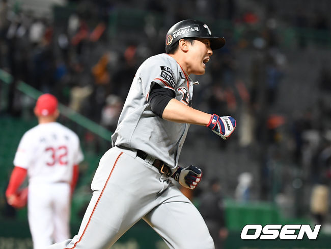 9일 오후 인천 SK행복드림구장에서 '2019 신한은행 MY CAR KBO리그' SK 와이번스와 한화 이글스의 경기가 열렸다.9회초 2사 1,2루 한화 오선진이 스리런 홈런을 때린 뒤 포효하고 있다. / youngrae@osen.co.kr