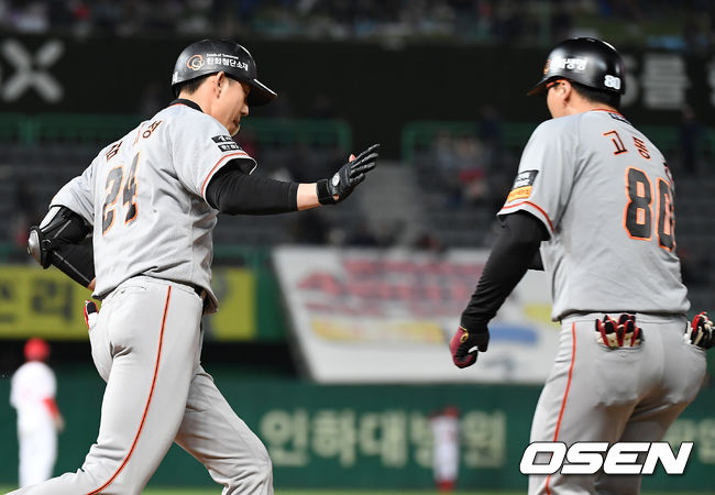 9일 오후 인천 SK행복드림구장에서 '2019 신한은행 MY CAR KBO리그' SK 와이번스와 한화 이글스의 경기가 열렸다.9회초 1사 한화 김회성이 좌월 솔로 홈런을 때린 뒤 베이스를 돌고 있다. / youngrae@osen.co.kr