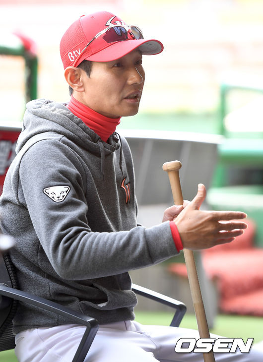 SK 염경엽 감독이 취재진과 이야기를 나누고 있다. / youngrae@osen.co.kr