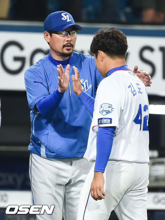 삼성이 올 시즌 처음으로 3연전을 쓸어 담았다. 삼성은 9일 대구삼성라이온즈파크에서 열린 NC와의 홈경기에서 6-4로 이겼다. 경기종료 후 삼성 김한수 감독이 프로 데뷔 첫 선발출전한 김도환을 독려하고 있다. /soul1014@osen.co.kr