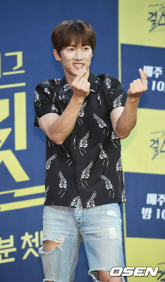 1장우혁이 포토타임을 갖고 있다./ rumi@osen.co.kr