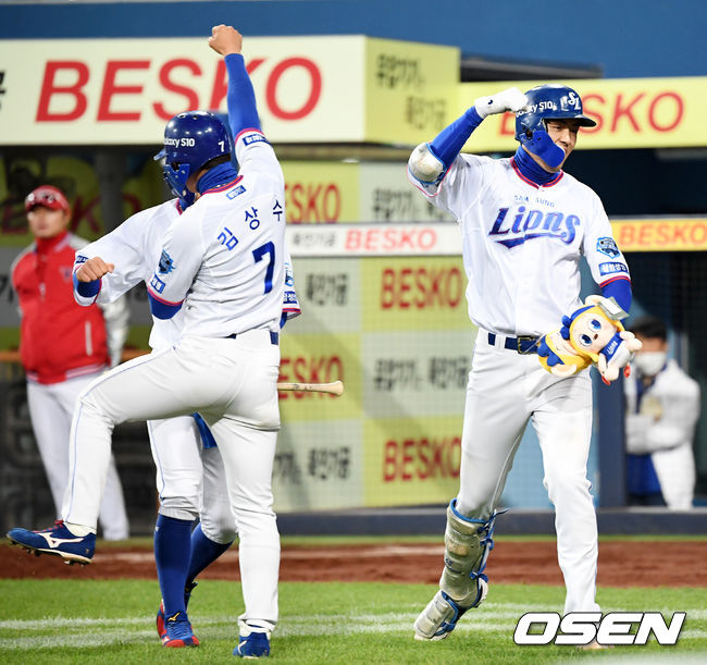 4월 4일 오후 대구 삼성라이온즈파크에서 ’2019 신한은행 MY CAR KBO리그' 삼성 라이온즈와 KIA 타이거즈의 경기가 열렸다.3회말 2사 주자 1,2루 삼성 구자욱이 우중월 스리런 홈런을 날린 후 홈을 밟으며 김상수와 세레모니를 하고 있다. /rumi@osen.co.kr