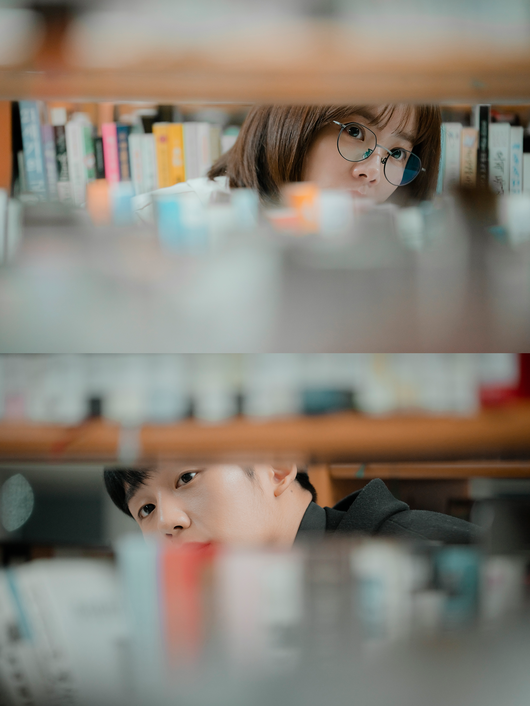 [사진=제이에스픽쳐스 제공] '봄밤' 한지민, 정해인 스틸 컷