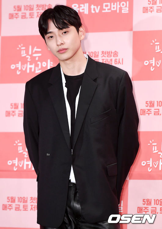 배우 김동규가 포토타임을 갖고 있다. /pjmpp@osen.co.kr