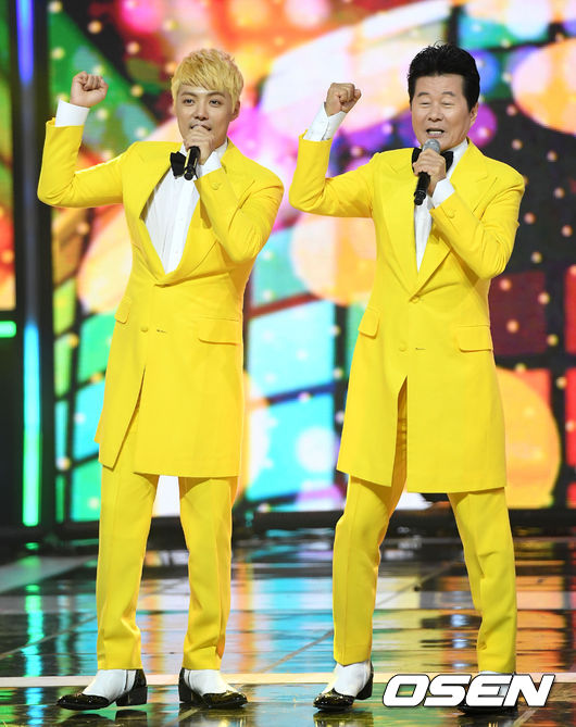 가수 태진아와 강남이 2일 오후 경기도 고양시 장항동 MBC드림센터에서 열린 MBC뮤직 생방송 '쇼 챔피언' 무대를 펼치고 있다. /dreamer@osen.co.kr