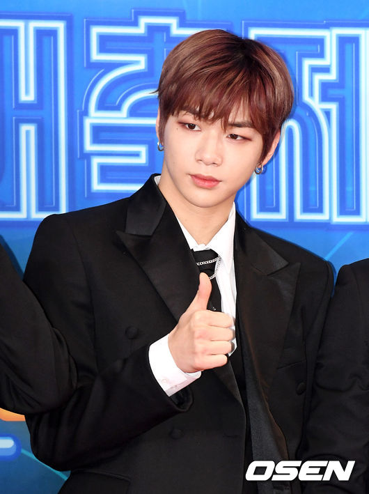 가수 워너원 강다니엘이 28일 오후 서울 여의도 KBS에서 열린 '2018 KBS 가요대축제'에 참석해 레드카펫 행사를 갖고 있다. /jpnews@osen.co.kr