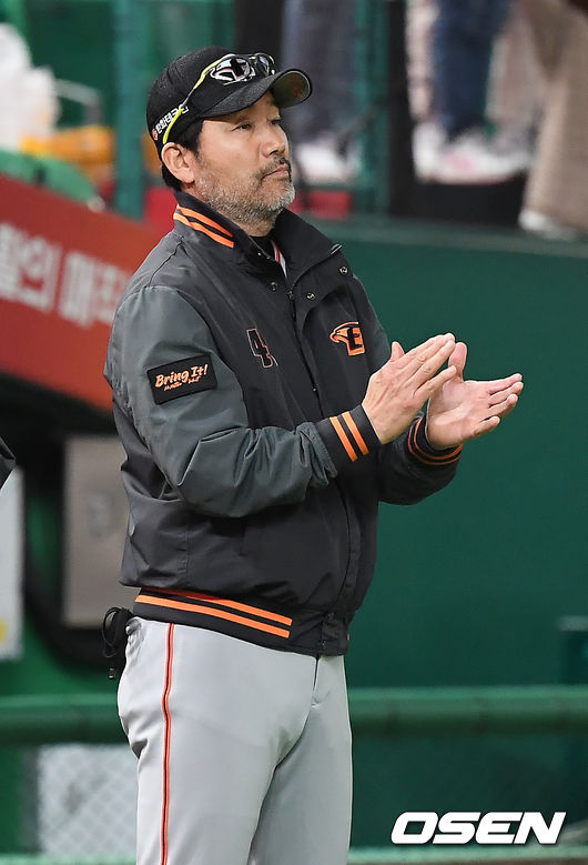 한화 한용덕 감독이 선수들에게 박수를 보내고 있다. / youngrae@osen.co.kr