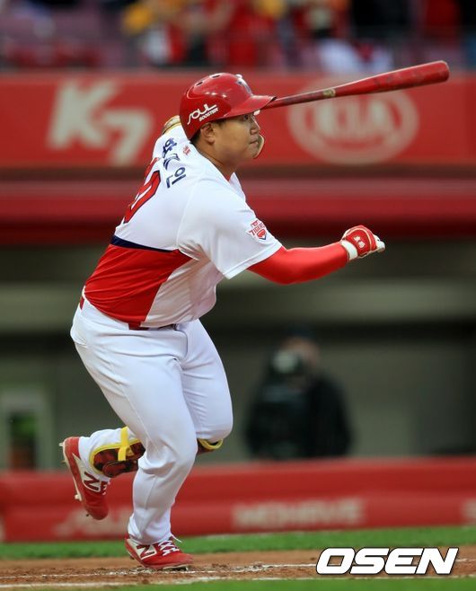KIA 타이거즈 젊은거포 황대인이 지난 10일 SK 와이번스와의 광주경기에서 큼지막한 2루타 2개를 터트렸다. / KIA 타이거즈 제공