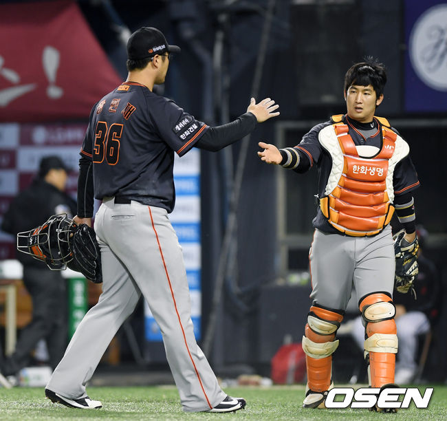 5회말 한화 최재훈의 호수비에 무실점으로 이닝 마친 선발투수 장민재가 포수 용품을 챙기며 고마움을 표하고 있다. / eastsea@osen.co.kr