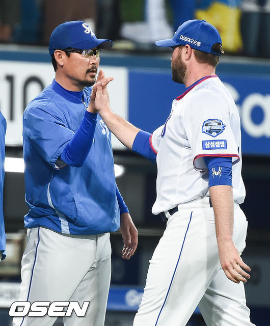 삼성이 올 시즌 처음으로 3연전을 쓸어 담았다. 삼성은 9일 대구삼성라이온즈파크에서 열린 NC와의 홈경기에서 6-4로 이겼다. 경기종료 후 삼성 김한수 감독이 만루홈런 포함 3안타 맹활약한 러프와 하이파이브를 하고 있다. /soul1014@osen.co.kr