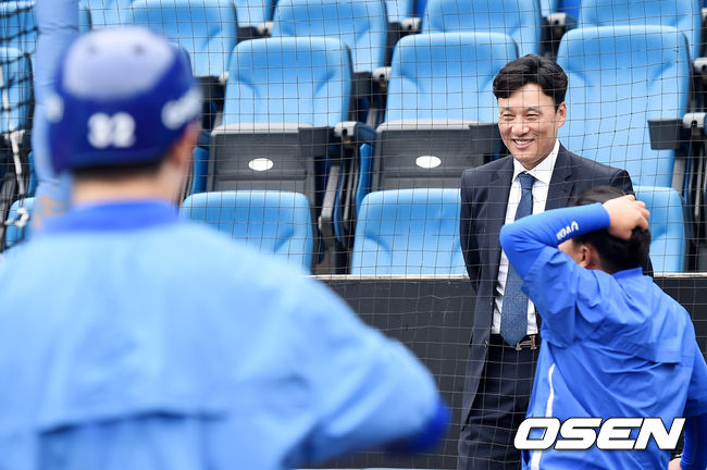 4월 24일 오후 대구 삼성라이온즈파크에서 열리는 ‘2019 신한은행 MY CAR KBO리그' 삼성 라이온즈와 SK 와이번스의 경기에 앞서 훈련이 진행됐다.이승엽 KBO홍보대사가 삼성 선수들의 훈련을 지켜보고 있다. / youngrae@osen.co.kr