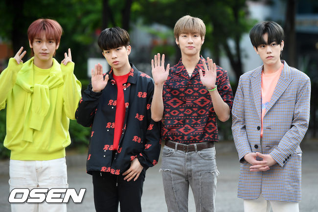 그룹 엔플라잉이 리허설 장소로 이동하며 포즈를 취하고 있다. /rumi@osen.co.kr