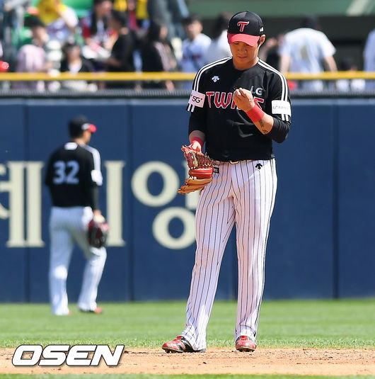 2회말 무사 2루 두산 이흥련의 내야땅볼때 송구실책을 기록한 오지환이 아쉬워하고 있다.  / soul1014@osen.co.kr