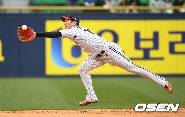 1회초 무사 1,2루 LG 오지환이 롯데 전준우의 타구를 잡아내고 있다. / youngrae@osen.co.kr