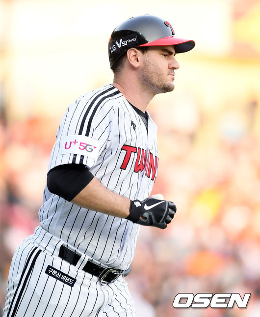 11일 오후 잠실 야구장에서 '2019 신한은행 MY CAR KBO리그' LG 트윈스와 한화 이글스의 경기가 열렸다.5회말 1사 1루 LG 조셉이 스리런홈런을 쏘아올린 후 그라운드를 돌고 있다.  / eastsea@osen.co.kr