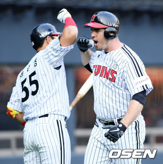 11일 오후 잠실 야구장에서 '2019 신한은행 MY CAR KBO리그' LG 트윈스와 한화 이글스의 경기가 열렸다.5회말 1사 1루 LG 조셉이 투런홈런을 쏘아올린 후 채은성과 기쁨을 나누고 있다.  / eastsea@osen.co.kr