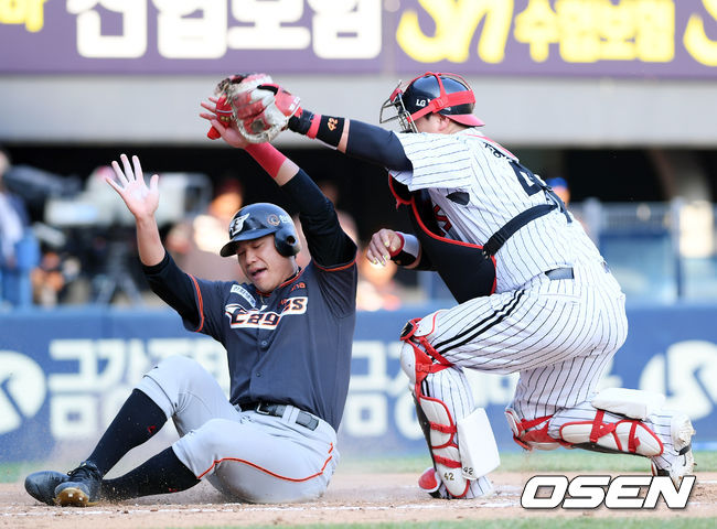 4회초 2사 1루 한화 최재훈의 안타 때 1루에 있던 최진행이 홈 쇄도했지만 LG 포수 정상호에게 태그아웃 당하고 있다. / eastsea@osen.co.kr
