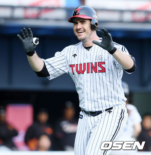 11일 오후 잠실 야구장에서 '2019 신한은행 MY CAR KBO리그' LG 트윈스와 한화 이글스의 경기가 열렸다.5회말 1사 1루 LG 조셉이 투런홈런을 쏘아올린 후 안녕 세리머니를 하고 있다.  / eastsea@osen.co.kr