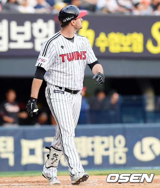 11일 오후 잠실 야구장에서 '2019 신한은행 MY CAR KBO리그' LG 트윈스와 한화 이글스의 경기가 열렸다.5회말 1사 1루 LG 조셉이 투런홈런을 쏘아올린 후 타구를 바라보고 있따.  / eastsea@osen.co.kr