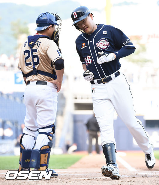 11일 오후 경남 창원시 마산회원구 창원NC파크에서 '2019 신한은행 MY CAR KBO리그' NC 다이노스와 두산 베어스의 경기가 진행됐다.1회초 2사 1루 두산 오재일이 2점 홈런을 날린뒤 홈을 밟고 있다. /soul1014@osen.co.kr