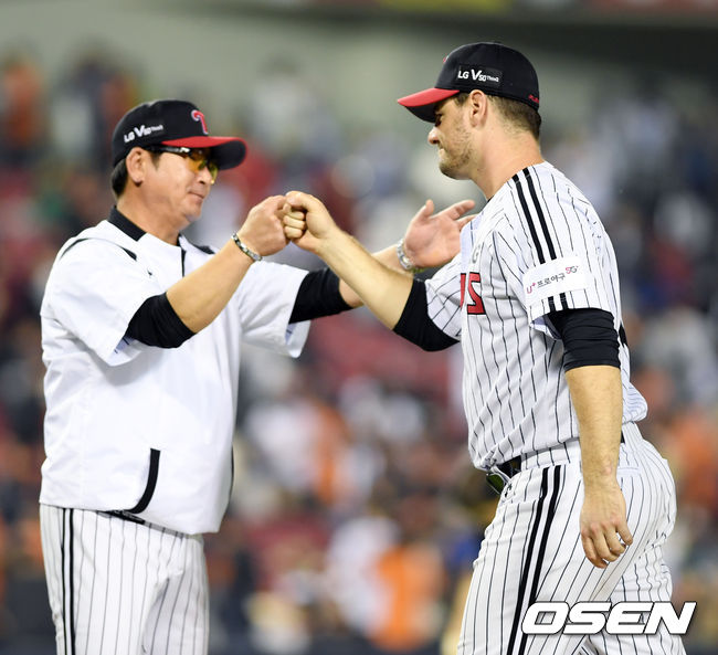 6:4 승리 거둔 LG 조셉이 류중일 감독과 하이파이브를 나누고 있다. / eastsea@osen.co.kr