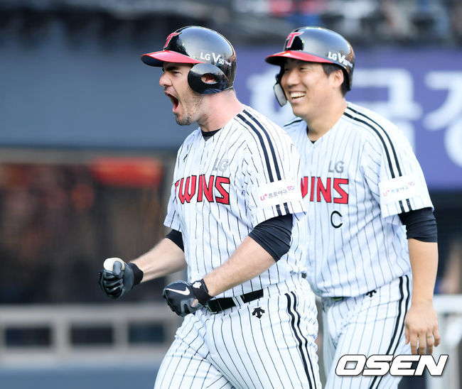 11일 오후 잠실 야구장에서 '2019 신한은행 MY CAR KBO리그' LG 트윈스와 한화 이글스의 경기가 열렸다.5회말 1사 1루 LG 조셉이 투런홈런을 쏘아올린 후 포효하고 있다. / eastsea@osen.co.kr