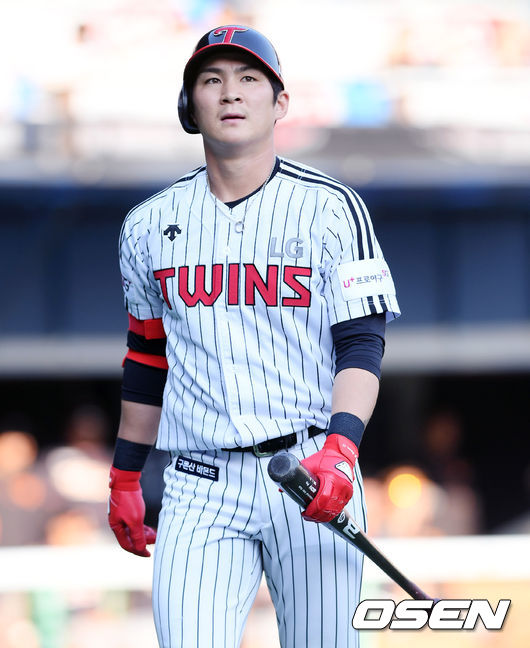 3회말 LG 선두타자 오지환이 삼진아웃 당한 후 아쉬워하고 있다. / eastsea@osen.co.kr