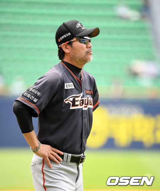 한화 한용덕 감독이 경기에 앞서 훈련을 지켜보고 있다. /jpnews@osen.co.kr